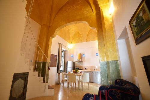 加利波利Palazzo Salapolis - Luxury Apartments的厨房以及带桌椅的用餐室。