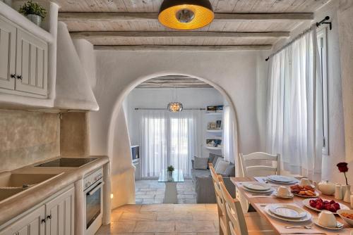 奥诺斯Nalu Villa的厨房以及带桌椅的用餐室。