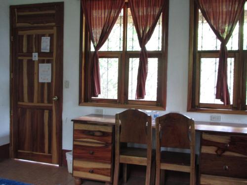 IxobelFinca Ixobel的客房设有2扇窗户、书桌和2把椅子。