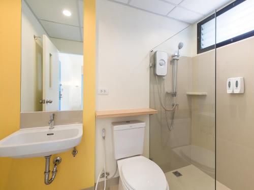 色军色军撲撲酒店的浴室配有卫生间、盥洗盆和淋浴。