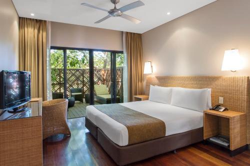 布鲁姆Kimberley Sands Resort的酒店客房,配有床和电视