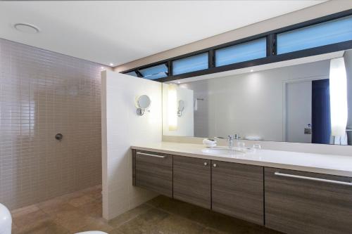 布鲁姆Kimberley Sands Resort的一间带水槽和大镜子的浴室