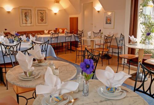 康斯坦茨城市酒店的宴会厅配有桌椅和鲜花