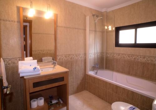 拉普拉亚蒂陶洛Casas de Tauro的浴室配有盥洗盆、卫生间和浴缸。