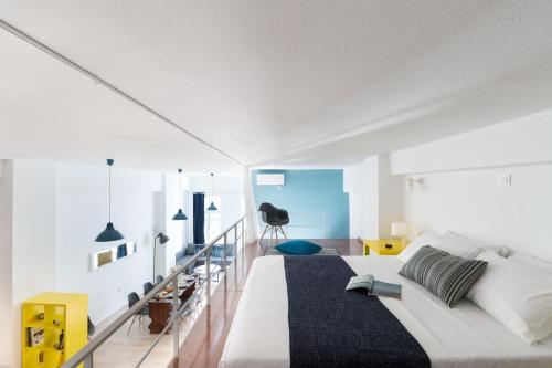 雅典雅典卫城景精品中央公寓的一间带大床和楼梯的卧室