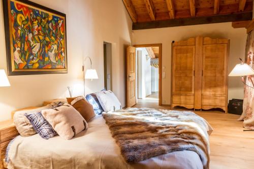 圣莫里茨Luxus Apartments Chesa Chantarella an TOP Lage!的一间卧室配有一张大床和毛皮毯子
