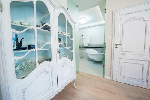 斯巴拉Pensjonat Karczma Spalska的浴室内装有玻璃门的白色橱柜