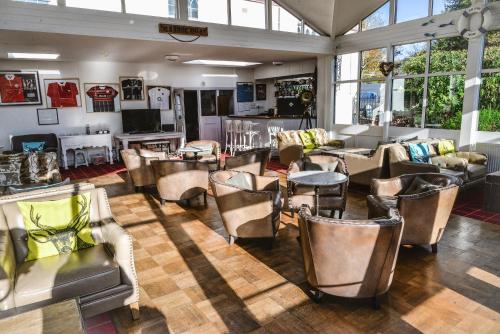 锡德茅斯伍德兰德酒店的大型客房设有桌椅和窗户。