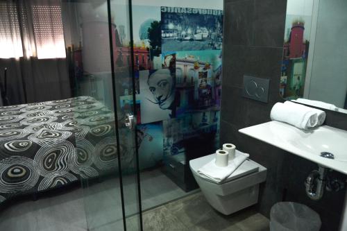 赫罗纳Bed&Breakfast 10 GIRONA的带淋浴、卫生间和盥洗盆的浴室