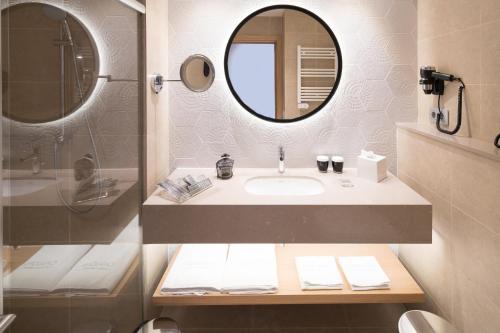 巴塞罗那加泰罗尼亚亦桑普乐区1864的一间带水槽和镜子的浴室