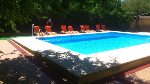 麦地那西多尼亚Bungalows y Glamping Medina Sidonia的一个带躺椅的游泳池和一个游泳池