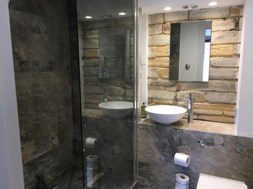 埃文河畔斯特拉特福Leila的一间带两个水槽和玻璃淋浴间的浴室