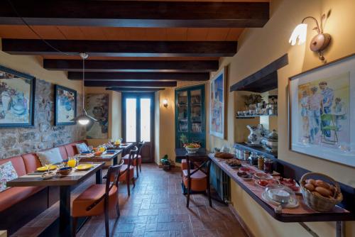 圣保Hotel Cal Sastre的长餐厅,配有长桌子和椅子