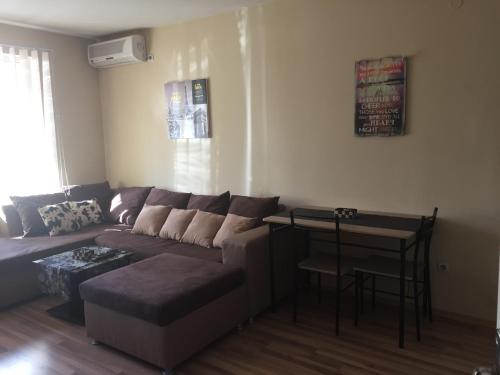 索非亚Pirotska Apartment GN / FREE GARAGE的客厅配有沙发和桌子