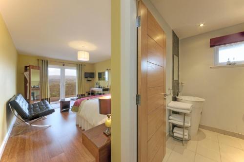 奥本阿斯彭旅舍的一间酒店客房 - 带一张床和一间浴室