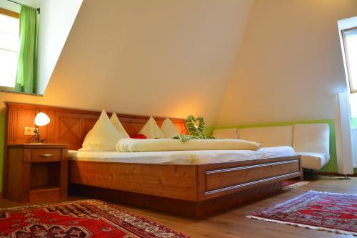 瓦豪地区魏森基兴Gästehaus Turm Wachau的一间卧室配有一张带枕头的大型木制床。