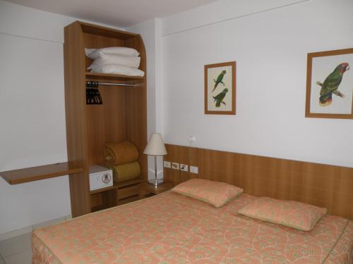 卡达斯诺瓦斯金海豚亚彻菲瑞拉斯公寓的一间卧室配有床和带毛巾的架子