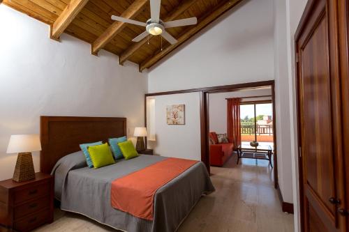 蓬塔卡纳Tot Punta Cana Apartments的一间卧室配有一张床和吊扇