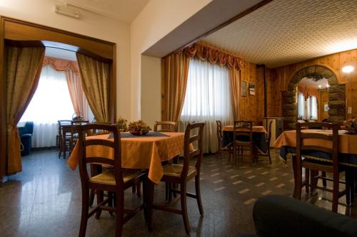 蒙蒂奥韦特拿破仑酒店的一间带桌椅的用餐室