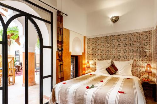 耶南埃尔卡迪摩洛哥传统庭院住宅客房内的一张或多张床位
