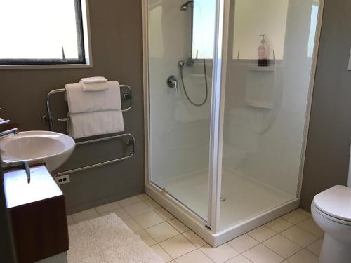 米兰达Miranda Sea View Apartment的带淋浴和盥洗盆的浴室