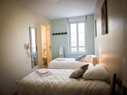 VervinsLogis Hotel Restaurant Le Relais Fleuri的一间卧室配有两张床和镜子