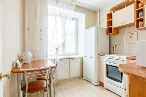 Apartament on Vesennyaya 21a的厨房或小厨房