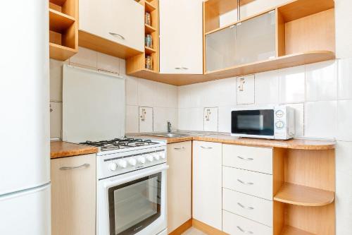 Apartament on Vesennyaya 21a的厨房或小厨房