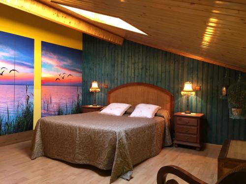拉斯卡弗里亚艾尔瓦勒乡村酒店的一间卧室配有一张壁画床