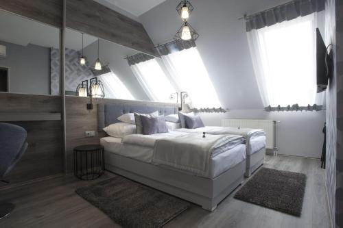 凯奇凯梅特塔里兹曼酒店的卧室设有一张带窗户的白色大床