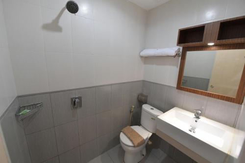 美娜多雅芳公寓 的一间带卫生间、水槽和镜子的浴室