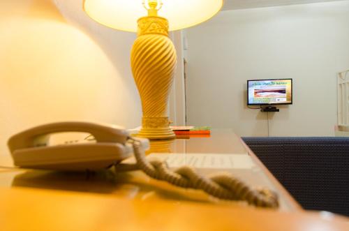 菲利普斯堡艾丽西亚旅馆的桌子上的电话,上面有台灯