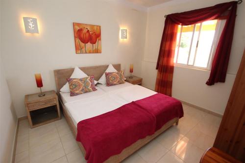 ChioSuite Mariposa Finca Montimar的一间卧室设有一张大床和一个窗户。