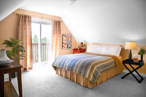 Lansdowne泰克德芙B＆B酒店的一间卧室设有一张床和一个大窗户