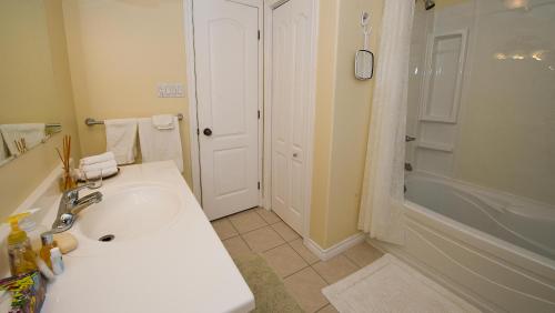 Lansdowne泰克德芙B＆B酒店的一间带水槽、浴缸和淋浴的浴室