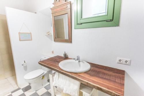 塔里法Apartamento Sirocco的一间带水槽、卫生间和镜子的浴室