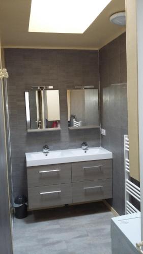 BégardGite La Chouette的浴室设有2个水槽和2面镜子