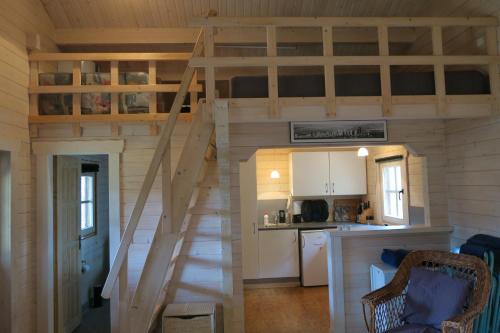 锡尔克堡Hytten的一个小房子里一张高架床,设有厨房