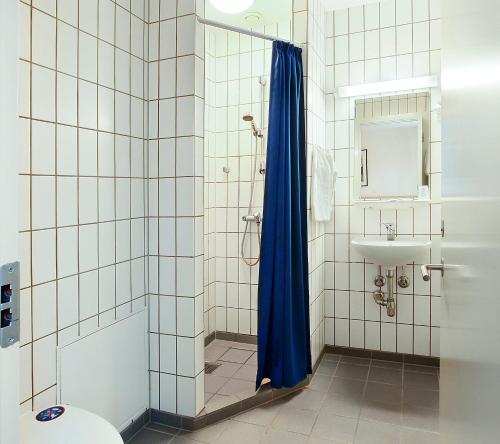 海宁Herning City Hotel的带淋浴、卫生间和盥洗盆的浴室