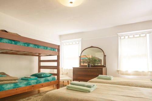 洛杉矶橙色驱动旅舍的一间卧室配有两张双层床和镜子