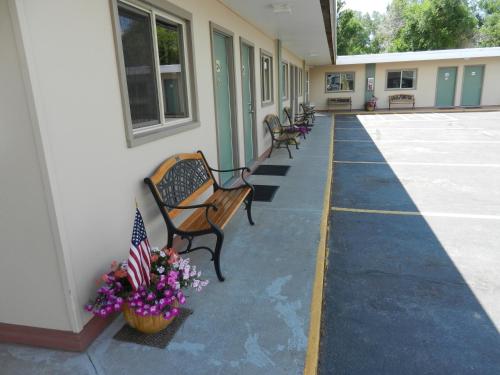 里弗顿Paintbrush Motel的坐在大楼外的一排长椅