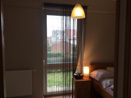 米泽德沃兹Apartament Ella的卧室设有窗户,享有一张床的景致。