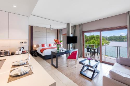 维拉港Ramada Resort by Wyndham Port Vila的酒店客房配有一张床,享有水景