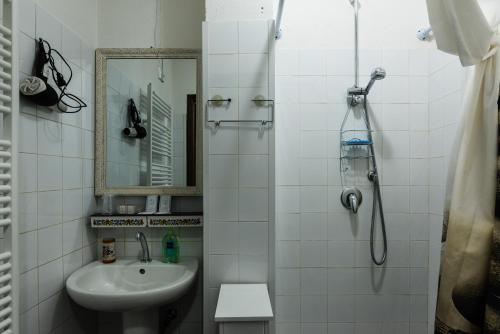 蒙多维Seb's Crib的带淋浴和盥洗盆的白色浴室