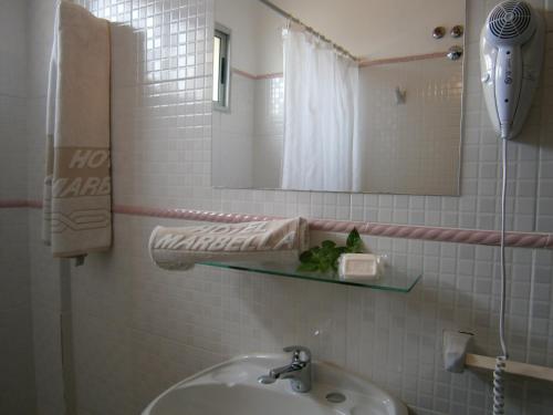 埃斯特角城马贝拉酒店的一间带水槽和镜子的浴室