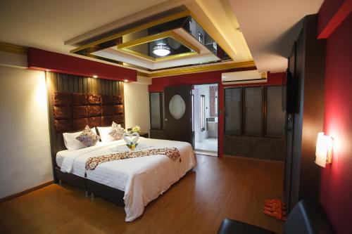 合艾合艾品客格兰酒店的一间卧室,卧室内配有一张大床