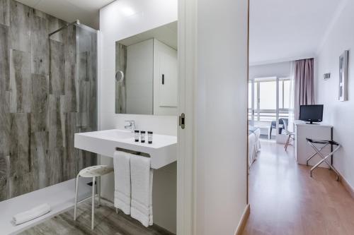 阿利坎特玛雅酒店的一间带水槽和淋浴的浴室