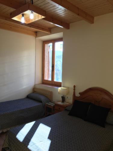 桑特康奈利得赛克圣芭芭拉酒店的一间卧室设有两张床和窗户。