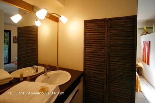 厄唐萨雷La Buddha Case的一间带水槽和镜子的浴室