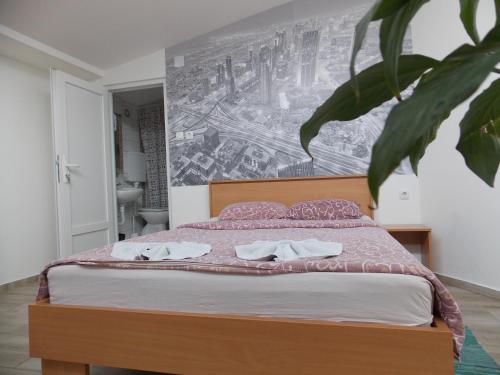 沙巴茨Hostel StanNaDan的一间卧室配有一张床,上面有两条毛巾